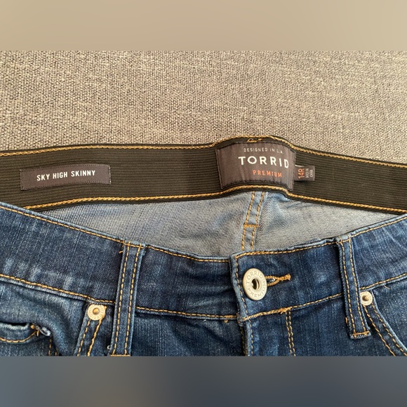 Shy High Skinny jeans. Clean front raw hem. - Picture 3 of 4